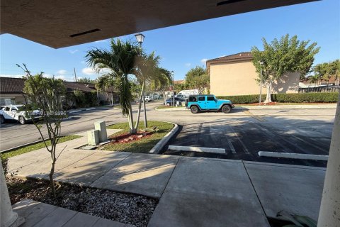 Touwnhouse à vendre à Miami, Floride: 3 chambres, 116.31 m2 № 2002163 - photo 29