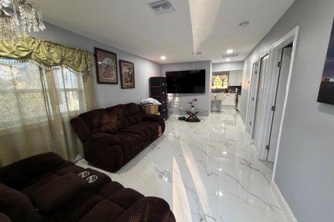 Villa ou maison à vendre à Tampa, Floride: 4 chambres, 115.2 m2 № 2176934 - photo 17