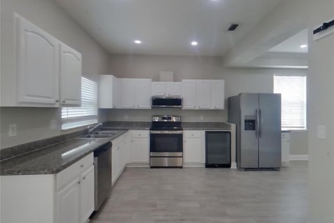 House in Tampa, Florida 4 bedrooms, 187.85 sq.m. № 1910950 - photo 5