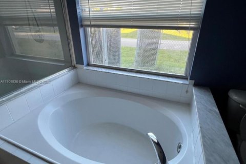 Купить коммерческую недвижимость в Майами, Флорида № 1965468 - фото 12