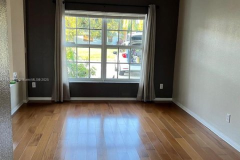 Купить коммерческую недвижимость в Майами, Флорида № 1965468 - фото 1