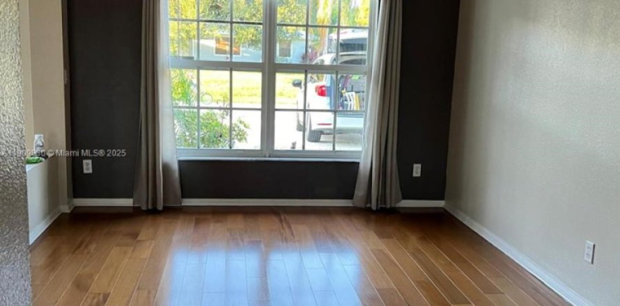 Коммерческая недвижимость в Майами, Флорида № 1965468