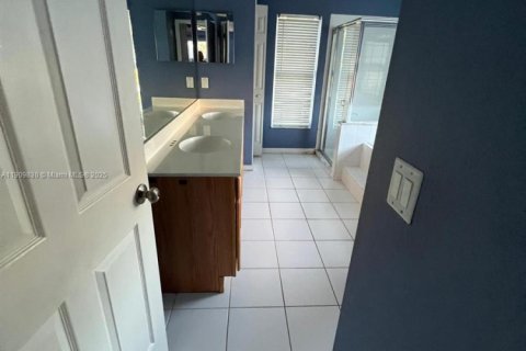 Купить коммерческую недвижимость в Майами, Флорида № 1965468 - фото 5