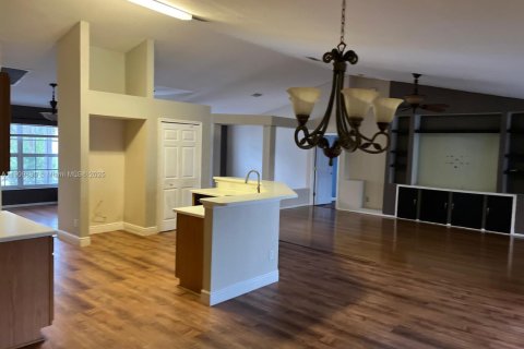 Купить коммерческую недвижимость в Майами, Флорида № 1965468 - фото 7