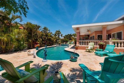 House in Tierra Verde, Florida 4 bedrooms, 241.64 sq.m. № 2200362