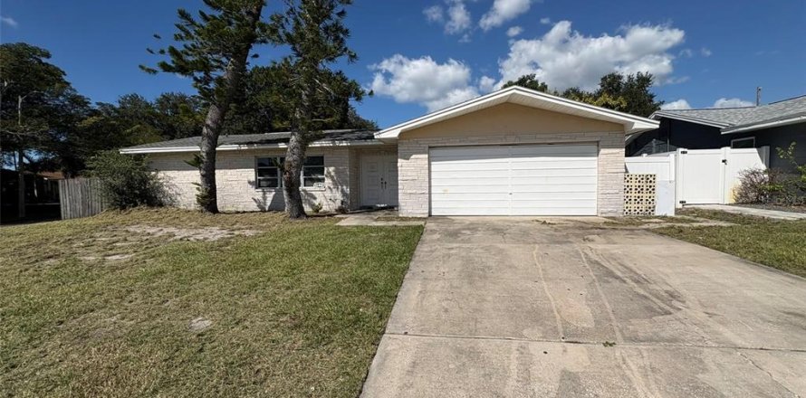 House in Seminole, Florida 4 bedrooms, 161.84 sq.m. № 2427650