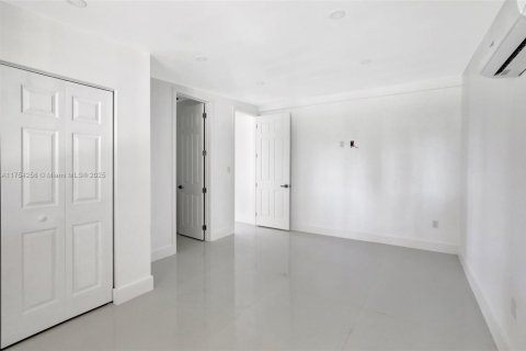 House in Miramar, Florida 5 bedrooms, 242.75 sq.m. № 1716358 - photo 28