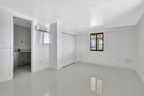 House in Miramar, Florida 5 bedrooms, 242.75 sq.m. № 1716358 - photo 23