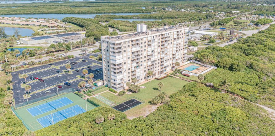 Condominio en Hutchinson Island South, Florida, 2 dormitorios № 1208704