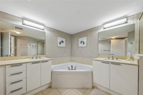 Condo in Sunny Isles Beach, Florida, 2 bedrooms  № 1955159 - photo 5