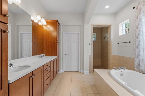 House in Fish Hawk, Florida 4 bedrooms, 376.44 sq.m. № 1907299 - photo 20