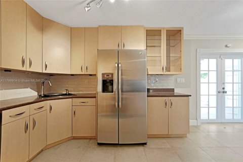 House in Pompano Beach, Florida 3 bedrooms, 171.13 sq.m. № 1730915 - photo 9