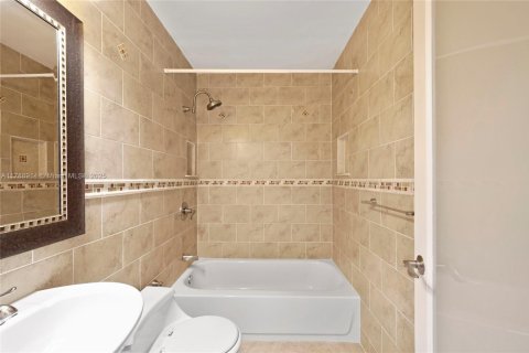 House in Pompano Beach, Florida 3 bedrooms, 171.13 sq.m. № 1730915 - photo 12