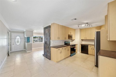 House in Pompano Beach, Florida 3 bedrooms, 171.13 sq.m. № 1730915 - photo 8