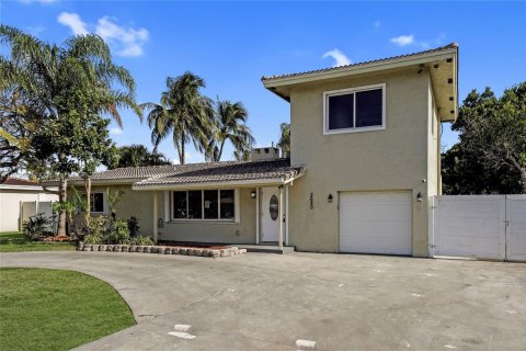 House in Pompano Beach, Florida 3 bedrooms, 171.13 sq.m. № 1730915 - photo 2