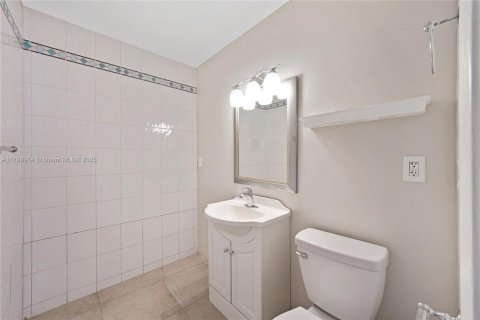 House in Pompano Beach, Florida 3 bedrooms, 171.13 sq.m. № 1730915 - photo 14