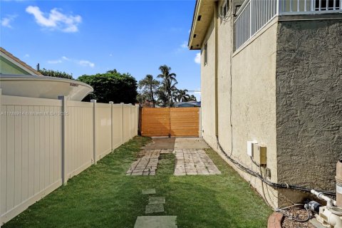 House in Pompano Beach, Florida 3 bedrooms, 171.13 sq.m. № 1730915 - photo 29