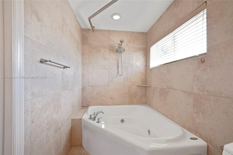 House in Pompano Beach, Florida 3 bedrooms, 171.13 sq.m. № 1730915 - photo 23