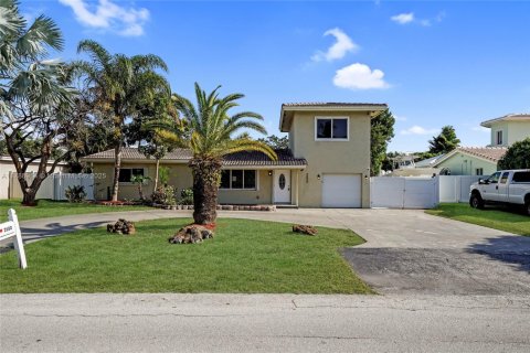 House in Pompano Beach, Florida 3 bedrooms, 171.13 sq.m. № 1730915 - photo 1