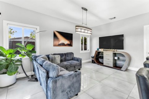 Купить виллу или дом в Майами, Флорида 3 спальни, 177.72м2, № 2052112 - фото 14