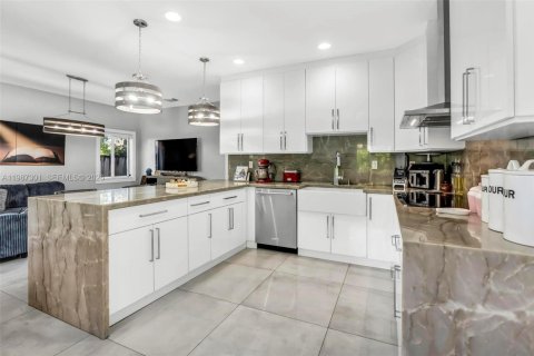 Купить виллу или дом в Майами, Флорида 3 спальни, 177.72м2, № 2052112 - фото 20