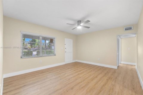 Снять в аренду виллу или дом в Уэст -Майами, Флорида 3 спальни, 148.09м2, № 2050854 - фото 8