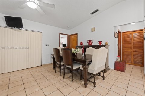 House in Miami, Florida 4 bedrooms, 147.25 sq.m. № 1839569 - photo 16