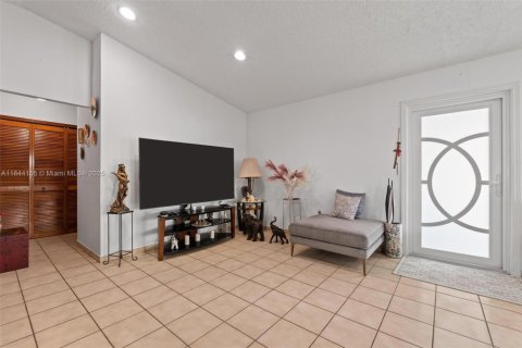House in Miami, Florida 4 bedrooms, 147.25 sq.m. № 1839569 - photo 15