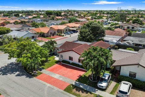 House in Miami, Florida 4 bedrooms, 147.25 sq.m. № 1839569 - photo 5