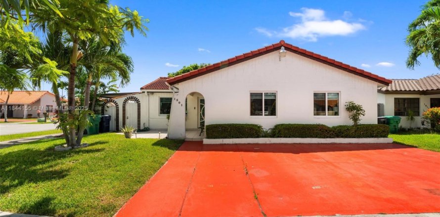 House in Miami, Florida 4 bedrooms, 147.25 sq.m. № 1839569