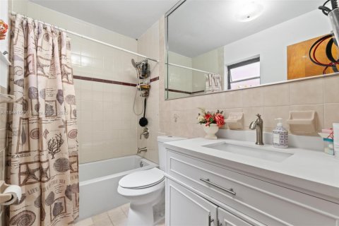 House in Miami, Florida 4 bedrooms, 147.25 sq.m. № 1839569 - photo 23