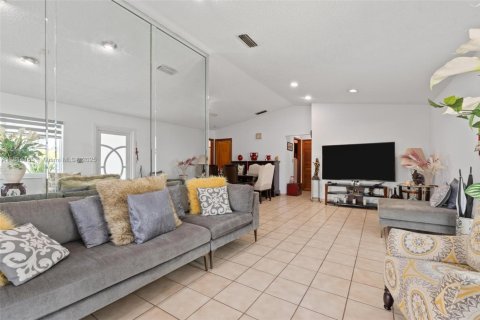 House in Miami, Florida 4 bedrooms, 147.25 sq.m. № 1839569 - photo 14