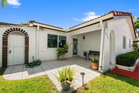 House in Miami, Florida 4 bedrooms, 147.25 sq.m. № 1839569 - photo 11