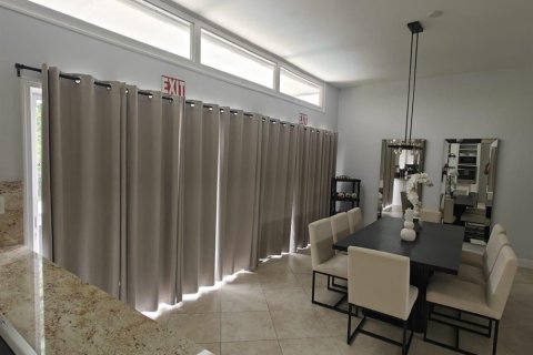 House in West Palm Beach, Florida 3 bedrooms, 189.52 sq.m. № 2401221 - photo 10