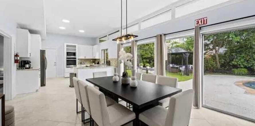 House in West Palm Beach, Florida 3 bedrooms, 189.52 sq.m. № 2401221