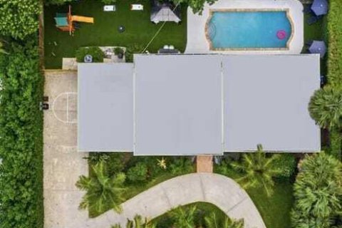 House in West Palm Beach, Florida 3 bedrooms, 189.52 sq.m. № 2401221 - photo 14