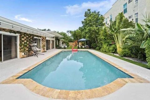 House in West Palm Beach, Florida 3 bedrooms, 189.52 sq.m. № 2401221 - photo 15