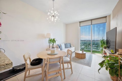Condominio en Miami, Florida, 1 dormitorio  № 2090224