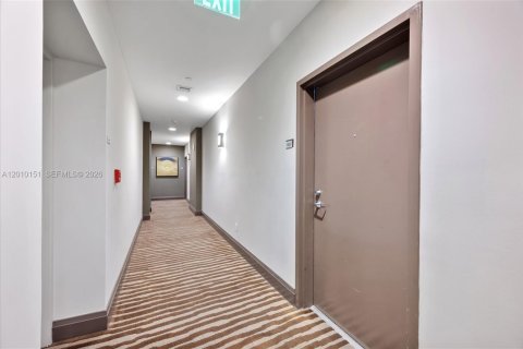 Condominio en venta en Miami, Florida, 1 dormitorio, 76.27 m2 № 2090224 - foto 2