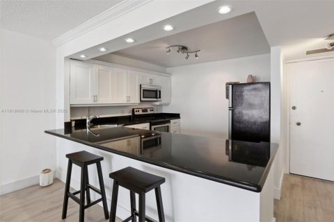 Studio in the Condo in Hallandale Beach, Florida № 1974279 - photo 6