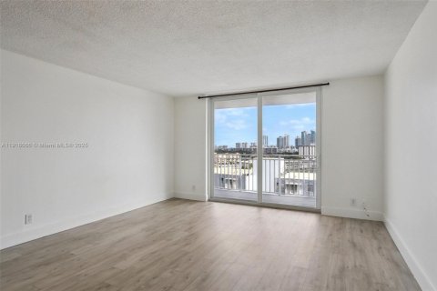 Studio in the Condo in Hallandale Beach, Florida № 1974279 - photo 11