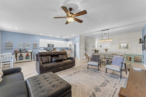 Casa en venta en Homestead, Florida, 5 dormitorios, 276.29 m2 № 2066264 - foto 9