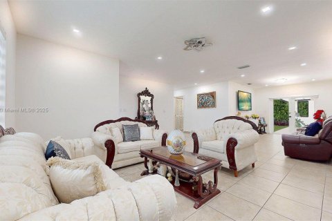 Villa ou maison à vendre à Miami, Floride: 4 chambres, 153.85 m2 № 1923103 - photo 24