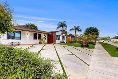 Villa ou maison à vendre à Miami, Floride: 4 chambres, 153.85 m2 № 1923103 - photo 3
