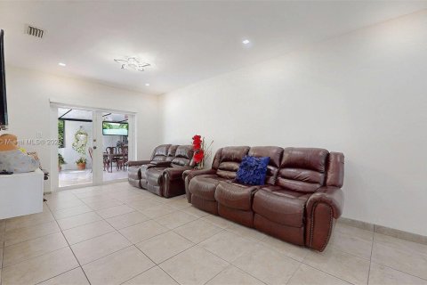 Villa ou maison à vendre à Miami, Floride: 4 chambres, 153.85 m2 № 1923103 - photo 25