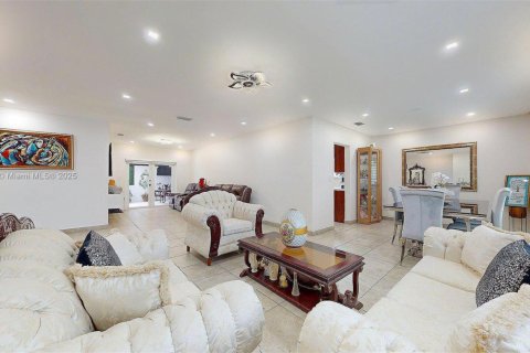 Villa ou maison à vendre à Miami, Floride: 4 chambres, 153.85 m2 № 1923103 - photo 27
