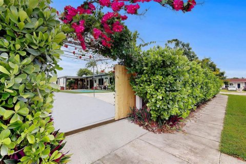 Villa ou maison à vendre à Miami, Floride: 4 chambres, 153.85 m2 № 1923103 - photo 15