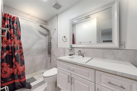 Villa ou maison à vendre à Miami, Floride: 4 chambres, 153.85 m2 № 1923103 - photo 30