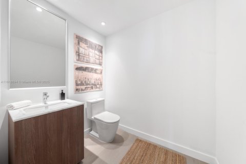 Condo in Miami Beach, Florida, 2 bedrooms  № 1820332 - photo 21