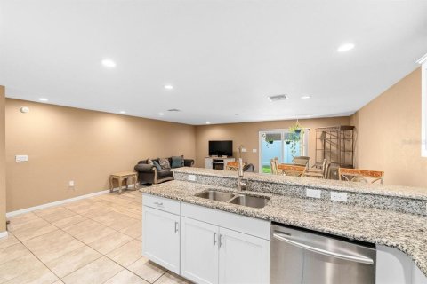 Townhouse in Gibsonton, Florida 3 bedrooms, 165.18 sq.m. № 1899324 - photo 9